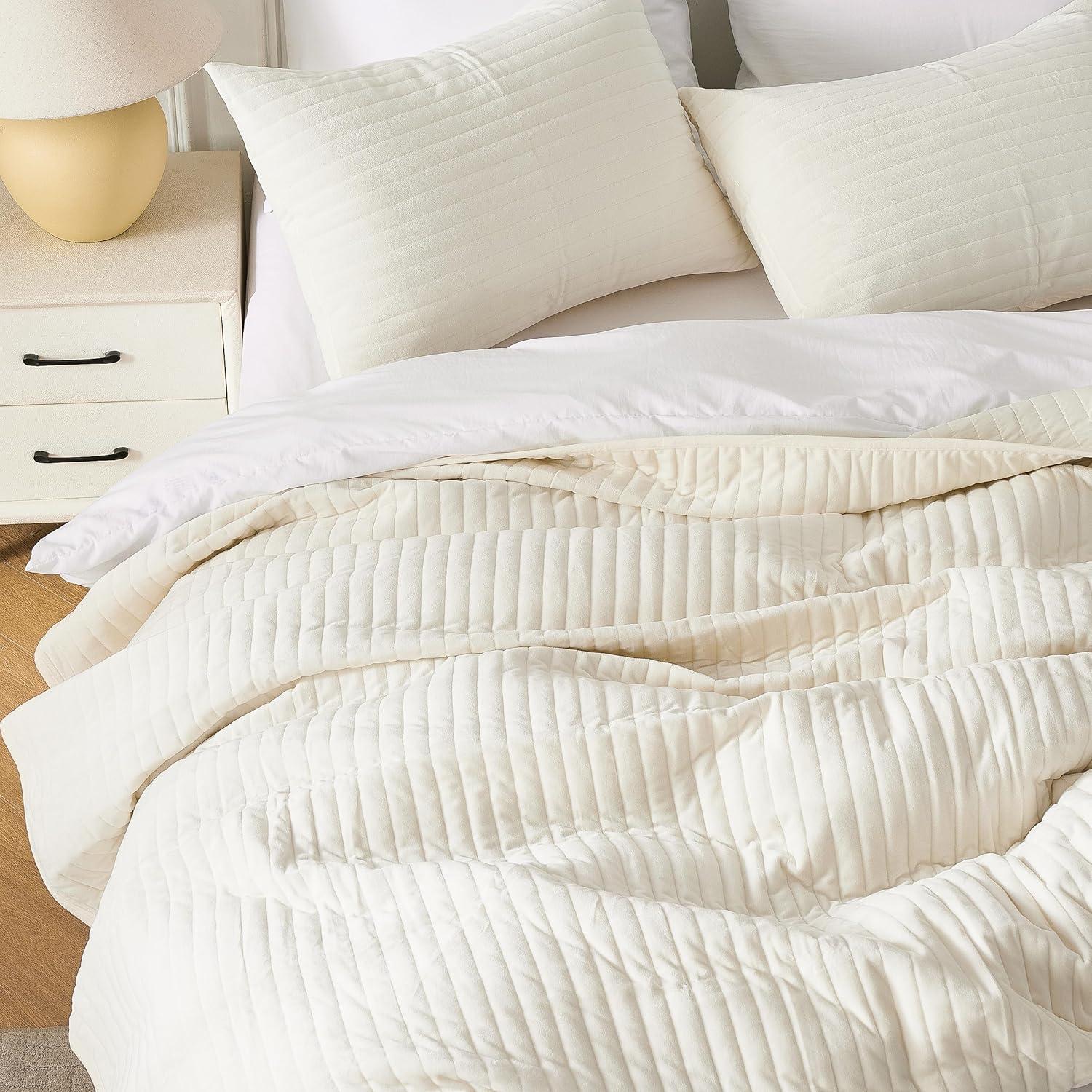 Velvet Quilt Set Queen Size, Soft Quilted Bedding Set, 2 Matching Pillow Shams, Lightweight Bed Cover Blanket for All Seasons (Ivory Cream, Queen)